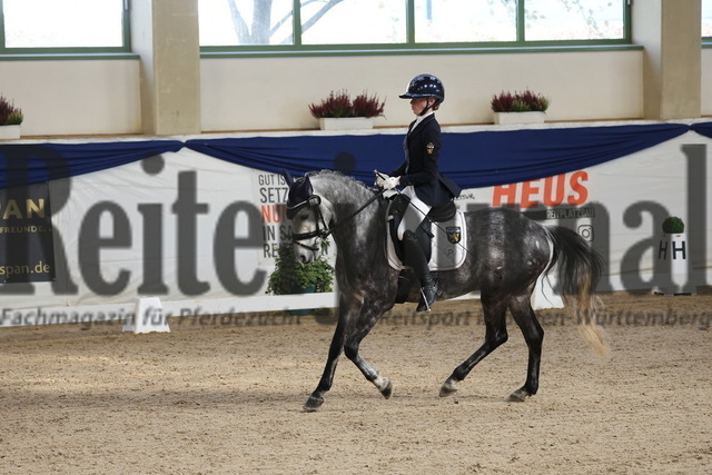 Ising_2025_Prfg.Nr.20_Pony-Dressurprfg.Kl.L_Kür_Mia Wagener_Quickstep EK (2) | Alle Fotos der Reiterjournal Fotografin Doris Matthaes im Reiterjournal Online-Fotoshop. - Realisiert mit Pictrs.com