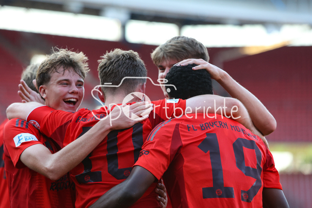 1. FC Nürnberg II - FC Bayern Amateure | Jubel nach dem Treffer zum 1-1 durch Timo Kern (FCB #10) / Treffer / Freude / Torschuezte
