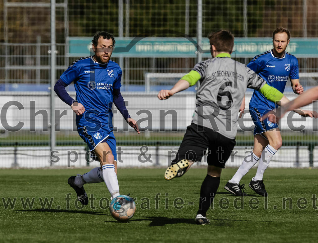 2024-02-24_011_FC_Langengeisling_II_gegen_SG_Reichenkirchen | Erding, Deutschland, 24.02.2024:
Fußball, Kreisklasse 2023 / 2024, Testspiel, FC Langengeisling II gegen SG Reichenkirchen, Endergebnis: 7:1

Julian Bloch (FC Langengeisling, #2), Andreas Pfanzelt (SG Reichenkirchen, #6), Kilian Kaiser (FC Langengeisling, #14)

Foto: Christian Riedel / fotografie-riedel.net