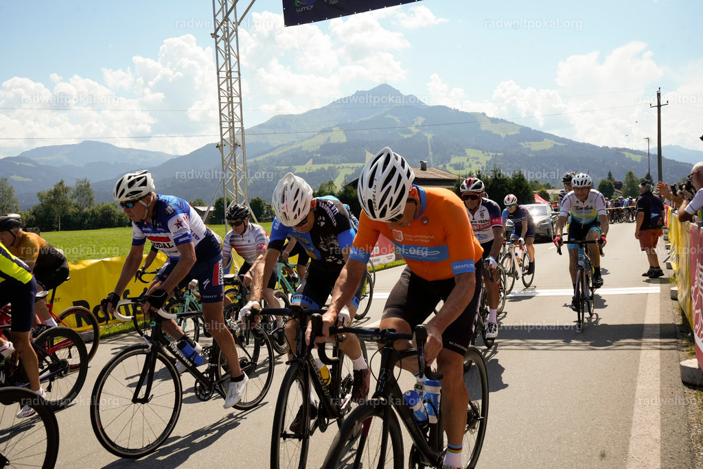 466_20230817_Bewerb_Maenner_Muehlanger | AUT - OESTERREICH, 2023-08-16: SPORT RENNRAD-FAHREN - 55. INTERNATIONALER RADWELTPOKAL IN ST. JOHANN IN TIROL  - Vintage-Radrennen mit WM-Bronze-Medaillen-Siegerin Christina Schweinberger, den Teilnehmer und Alexander Baumann (vom Orginastions-Team) - TAG 2 BEWERB MAENNER IN SECHS GRUPPEN  ; Foto: Roland Muehlanger