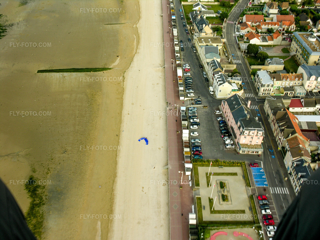 Aerial view: View of the town in Luc-sur-Mer in the state Calvados, France. – Photo: DSCN0519.jpg taken on 08/04/2005 by Werner Riehm/FLY-FOTO.com – Resolution of the original: 3264 x 2448 px