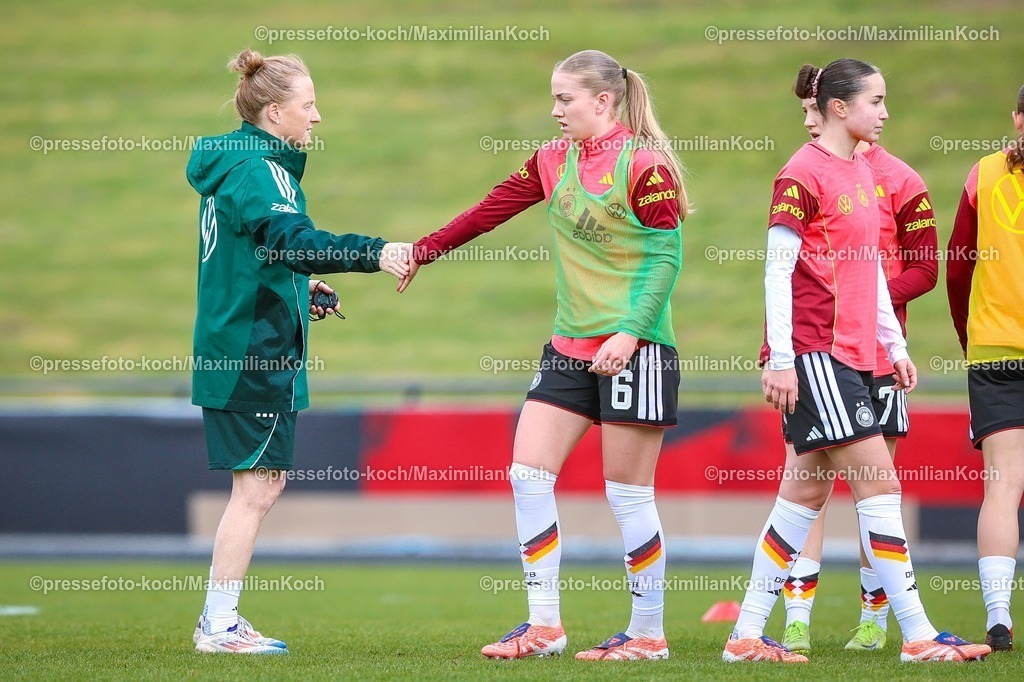 xKWIx10042601001 | 2026.04.10, xkwix, Fußball, UEFA Women's UNDER 19 Championship qualification, Republic of Ireland - Germany, Uhlenkrugstadion, Runde 2 1.Spieltag, Saison 2025 / 2026: Melanie Behringer (Deutschland U19 Frauen Coach) schlaegt mit Marie Gmeineder (Deutschland U19 Frauen #6) ein beim aufwaermen DFB regulations prohibit any use of photographs as image sequences and or quasi-video. Photo: xKamilxWilkowskixPressefotoKochx