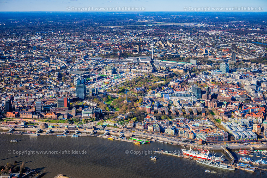 Hamburg_Landungsbrücken_Alter_Elbpark_Dom_ELS_4688060425 | HAMBURG 06.04.2025 Hafenanlagen und Landungsbrücken in St.Pauli am Ufer des Fluß- Verlaufes der der Elbe in Hamburg, Deutschland. // Port facilities in St.Pauli on the banks of the river course of the of the River Elbe in Hamburg, Germany. Foto: Martin Elsen