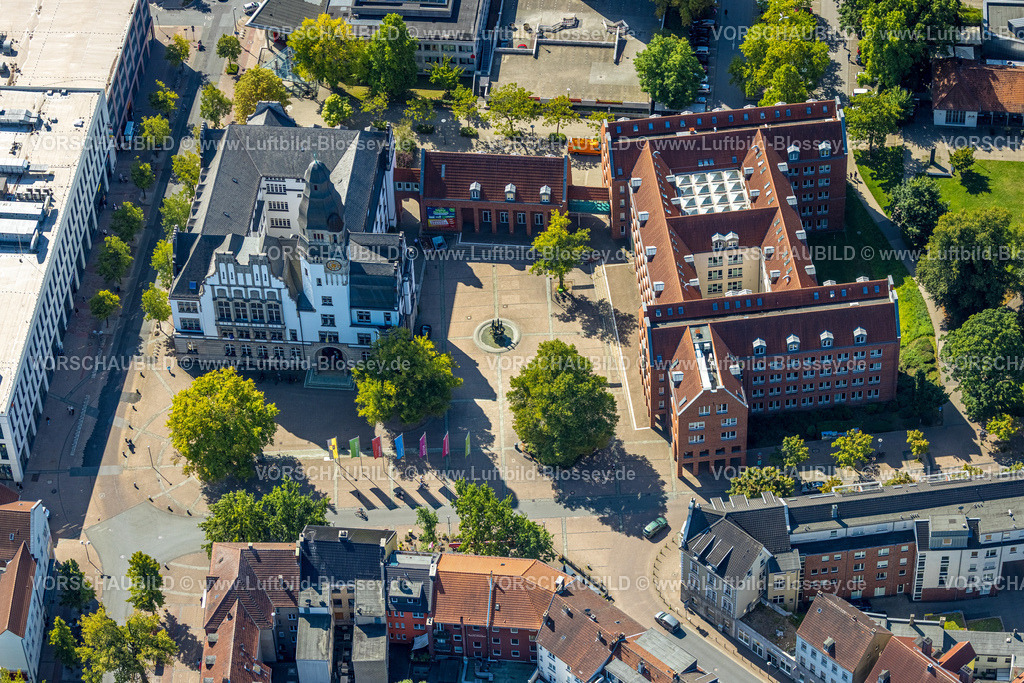 Gladbeck250800085 | Luftbild, Altes Rathaus und Neues Rathaus, Rathausplatz und Flaggen, Gladbeck, Ruhrgebiet, Nordrhein-Westfalen, Deutschland
