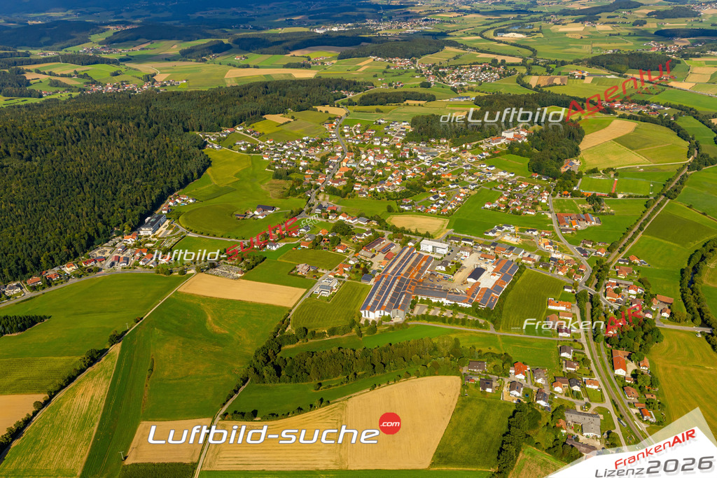 Das Luftbild zeigt : Windischbergerdorf Cham - Die Luftaufnahme wurde 2024 vom UL-Flugzeug aus erstellt ( keine Drohne ) - Hochauflösende Luftaufnahme - Für grossformatige Ausdrucke geeignet. Die Geschenkidee !Mit Lizenz und Bildrechte bestellbar
