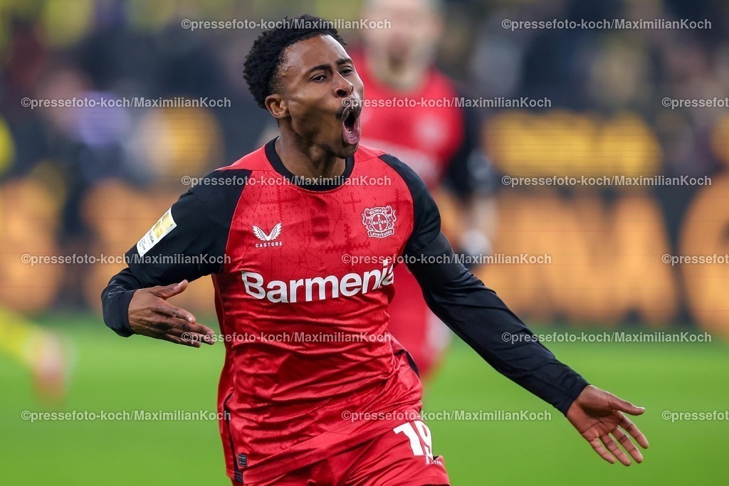 BVB10012501030 | 10.01.2025, Fußball, Borussia Dortmund - Bayer 04 Leverkusen, 1. Fußball Bundesliga, 16. Spieltag, Signal Iduna Park, Saison 2024 2025: Torschütze Nathan Tella (Bayer04 Leverkusen #19) trifft zum 1:0 Treffer und steht jubelnd auf dem SpielfeldDFB regulations prohibit any use of photographs as image sequences and or quasi-video.