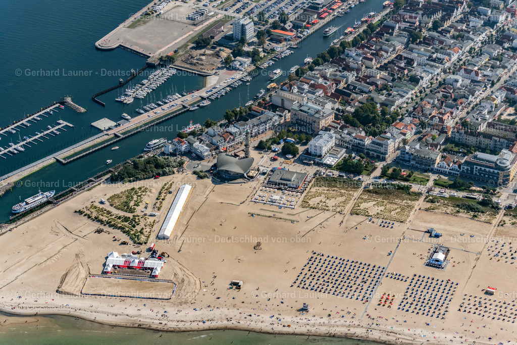 4061969 | Warnemünde 08.09.2021 Tische und Sitzbänke der Freiluft- Gaststätten Gebäude - Ensemble Leuchtturm - Teepott am Sandstrand im Ortsteil Warnemünde in Rostock im Bundesland Mecklenburg-Vorpommern, Deutschland. Weiterführende Informationen bei: Teepott-Restaurant,  w.Holz GmbH Gastronomie &amp; Catering-Team. // Tables and benches of open-air restaurants building - Ensemble Leuchtturm - Teepott in the district Warnemuende in Rostock in the state Mecklenburg - Western Pomerania, Germany. Further information at: Teepott-Restaurant,  w.Holz GmbH Gastronomie &amp; Catering-Team. Foto: Gerhard Launer