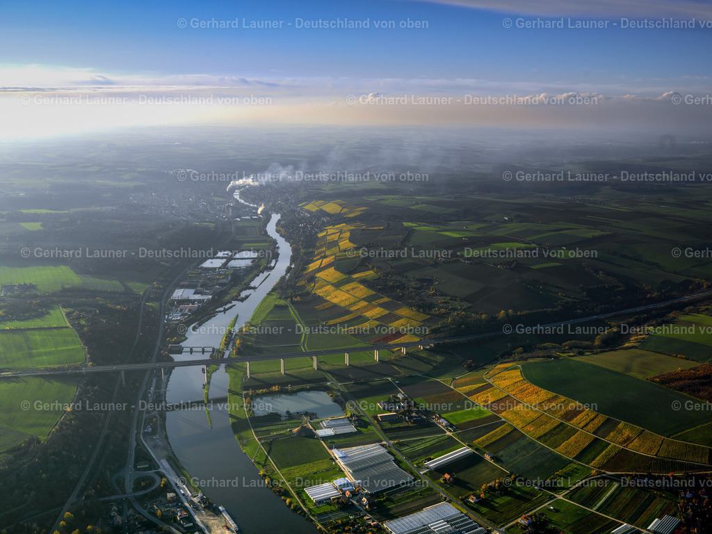 2887055 | herbstliche Weinberge mit Autobahnbrücke  über den  Main zw. Segnitz und Ochsenfurt