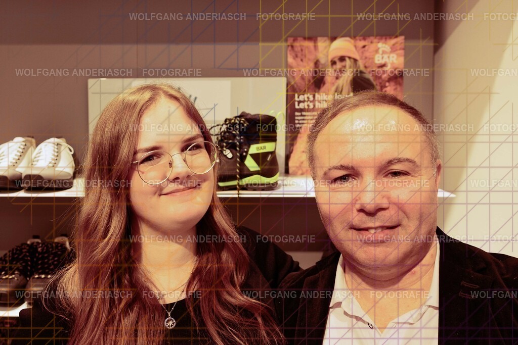20251130-104721_Schmuck_R3A_0096_wa | Eine besondere Vernissage mitten im Flagship-Store von BÄR Schuhe in Frankfurt: Schmuck trifft auf orthopädische Schuhkunst, Design auf Wohlgefühl. Zwischen funkelnden Details und anatomischer Präzision entstand ein Abend voller Stil, Inspiration und echter Handwerksqualität. Ein herzliches Dankeschön an Alexandra Feirer für die großartige Gastfreundschaft und diesen stimmungsvollen Rahmen. - Realisiert mit Pictrs.com