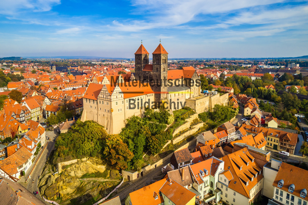 Schloss Quedlinburg UNESCO Harz Herbst-0014 | Die schönsten Luftbilder von Sachen-Anhalt & Mitteldeutschland als Bilddatenbank zur kommerziellen Nutzung. Nutzen Sie unsere Erfahrung seit 2005 in der Luftbildfotografie. - Realisiert mit Pictrs.com