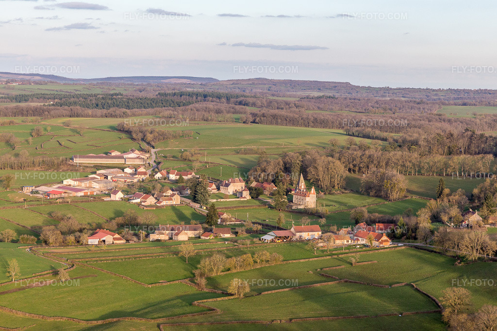 Aerial view: Château de Morlet in Burgundy in Morlet in the state Saone et Loire, France. – Photo: IMG_105514.jpg taken on 04/01/2018 by Werner Riehm/FLY-FOTO.com – Resolution of the original: 5472 x 3648 px