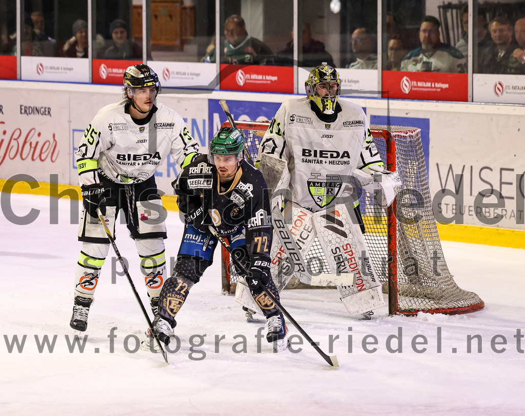 2024-02-16_119_TSV_Erding_gegen_ERSC_Amberg | Erding, Deutschland, 16.02.2024:
Eishockey, Bayernliga Playoffs 2023 / 2024, 1. Spieltag, TSV Erding gegen ERSC Amberg, Endergebnis: 1:2

Lukas Salinger (ERSC Amberg, #95), Leon Abstreiter (Erding Gladiators, #72), Torwart Timon Bätge (ERSC Amberg, #31)

Foto: Christian Riedel / fotografie-riedel.net