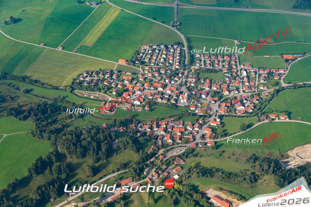 Die Luftbildaufnahme Bertoldshofen -  wurde 2020 mittels Flugzeug (keine Drohne) erstellt. Perfekte Schärfe und Druck- Ergebnisse- Garantiert!