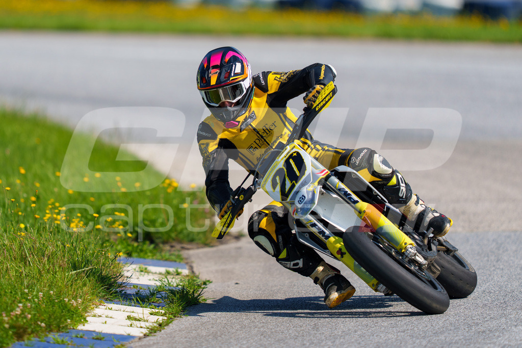 SuperMoto_Staatsmeisterschaft_Greinbach_291 | GRIPcapture steht für authentische Sportfotografie in Österreich – für Momente, die mehr sind als Geschwindigkeit oder Ergebnis. Es geht um Emotion, Spannung, Fokus und den Augenblick, der oft nur einen Wimpernschlag dauert.Ob Motorsport, Teamsport oder 