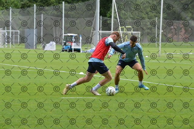 RGE_0190 | Hertha BSC, 2.Bundesliga, Herren, Fußball, Training auf dem Schenckendorffplatz, Dienstag 18.08. 2026, Saison 2026/27,  im Bild von li. Julian Eitschberger ( Hertha BSC ), Josip Brekalo ( Hertha BSC ),  Fotograf: Ralf Gebhardt - Realisiert mit Pictrs.com