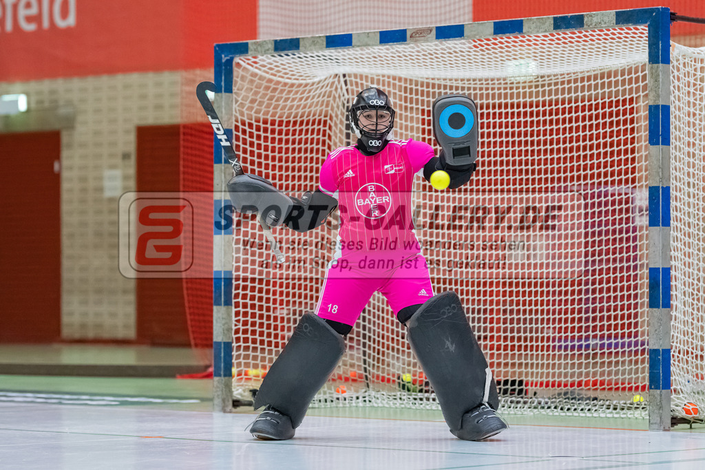 HK_20230114_102833 | 1. Bundesliga ( Halle ) Damen Crefelder HTC - RTHC Leverkusen am 14.1.2023 Crefelder HTC  ( CHTC ) Halle Glockenspitz , Krefeld , Lotta Thielmann Torhüterin ( RTHC Leverkusen #18 )