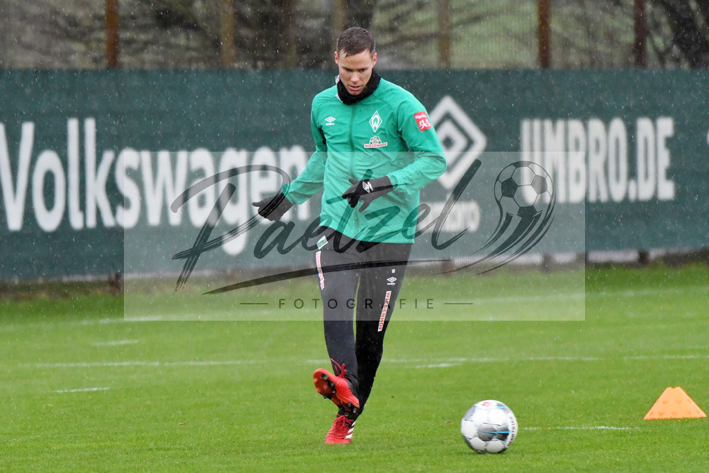 20200129_TRASVW_0015 | Fußball, Herren: Niklas Moisander (SV Werder Bremen) in Aktion, am Ball, Einzelaktion beim Training des SV Werder Bremen am 29.01.2020 im wohninvest Weserstadion in Bremen, Deutschland.(Foto von Nico Paetzel) - Realisiert mit Pictrs.com