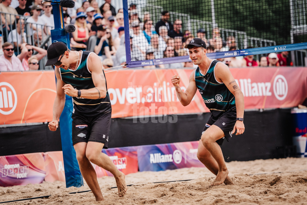 Beachvolleyball | Männer | Allianz German Beach Tour 2025 | Tourstop Hamburg | 01.06.2025 | v.l. Lukas Pfretzschner und Sven Winter jubeln