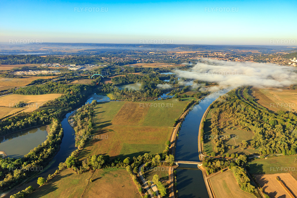 Vue aérienne: La Moselle et le canal de la Moselle à Gondreville dans le département Meurthe et Moselle, France – .Photo: IMG_118122.jpg prise le 15/09/2019 par Werner Riehm/FLY-FOTO.eu – Résolution de l'original: 5472 x 3648 px