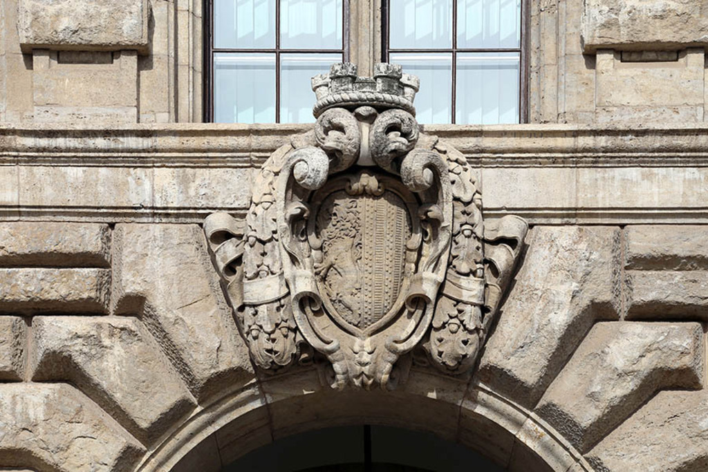 Bildlexikon Leipzig - Neues Rathaus - Stadtwappen über dem Haupteingang mit Urbs Libzi | Das Team hinter BILDLEXIKON LEIPZIG bündelt historische wie aktuelle Informationen über die Stadt Leipzig in Text und Bild auf einer Plattform und stellt diese der interessierten Öffentlichkeit zur Verfügung.