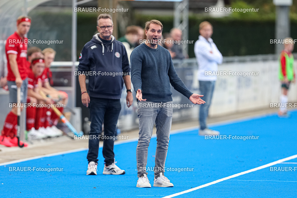 Crefelder HTC und Club an der Alster   | Krefeld, Deutschland 24.09.2022,Sportlicher Leiter Johannes Schmitz (Crefelder HTC) gestikuliert, Gestik, 

beim 1. Bundesliga Spiel der Herren zwischen Crefelder HTC und Club an der Alster  auf der Gerd Wellen Hockeyanlage am 24. September 2022 in Krefeld.

(Foto: BRAUER-Fotoagentur)
 