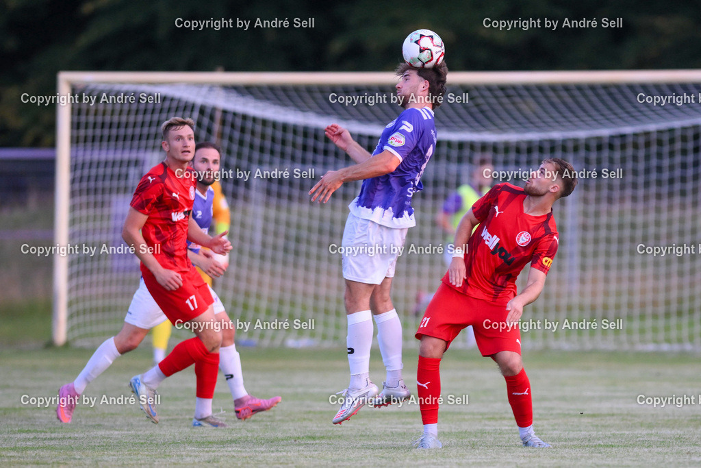 VfR Neumünster vs FC Kilia Kiel | Jan Lippegaus (VfR #3) vs Marc Schwabe (Kilia #17) &amp; Luca Senger (Kilia #21) / Fußball-Oberliga Männer 2026/2027 / VfR Neumünster vs FC Kilia Kiel / Grümmi-Arena / Neumünster / 04.08.26 - Realisiert mit Pictrs.com