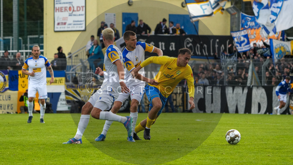 Fußball, Herren, Saison 2025/2026, Regionalliga Nordost, 11. Spieltag, FSV 63 Luckenwalde vs. FC Carl-Zeiss Jena, Samstag 05.10.2025, Werner-Seelenbinder-Stadion Luckenwalde, | Fußball, Herren, Saison 2025/2026, Regionalliga Nordost, 11. Spieltag, FSV 63 Luckenwalde vs. FC Carl-Zeiss Jena, Samstag 05.10.2025, Werner-Seelenbinder-Stadion Luckenwalde, Im Bild: v.l. Sören Reddemann (Jena), Moritz Fritz (Jena) und Simon Gollnack (Luckenwalde) - Realisiert mit Pictrs.com