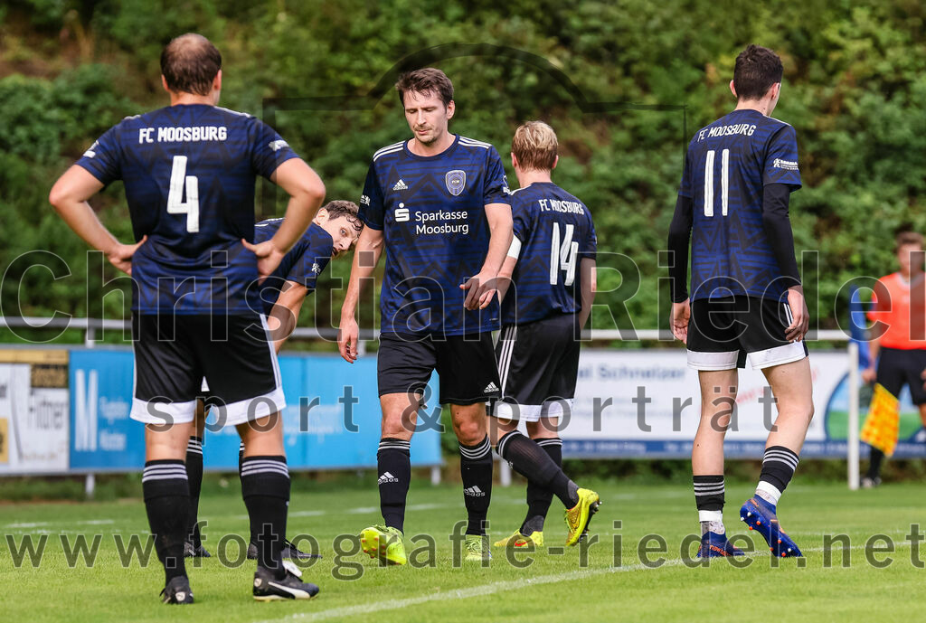2023-07-28_073_FC_Eitting_gegen_FC_Moosburg | Eitting, Deutschland, 28.07.2023:
Fußball, Kreisliga 2023 / 2024, 1. Spieltag, FC Eitting gegen FC Moosburg, Endergebnis: 1:1

Janis Reinelt (FC Moosburg, #4), Benedikt Einhauser (FC Moosburg, #3), Matthias Hilz (FC Moosburg, #14), Fran Azdajic (FC Moosburg, #11)

Foto: Christian Riedel / fotografie-riedel.net