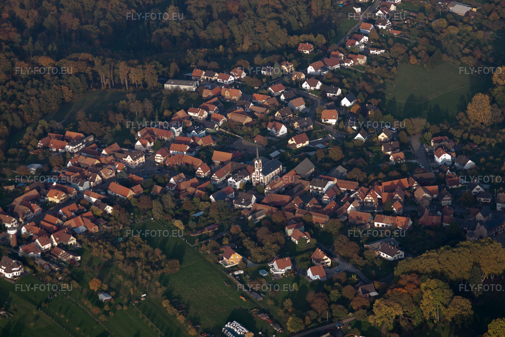 Vue aérienne: Vue de la ville à Gœrsdorf dans le département Bas Rhin, France. Photo: IMG_54192.jpg prise le 21/10/2012 par Werner Riehm/FLY-FOTO.eu – Résolution de l'original: 4752 x 3168 px