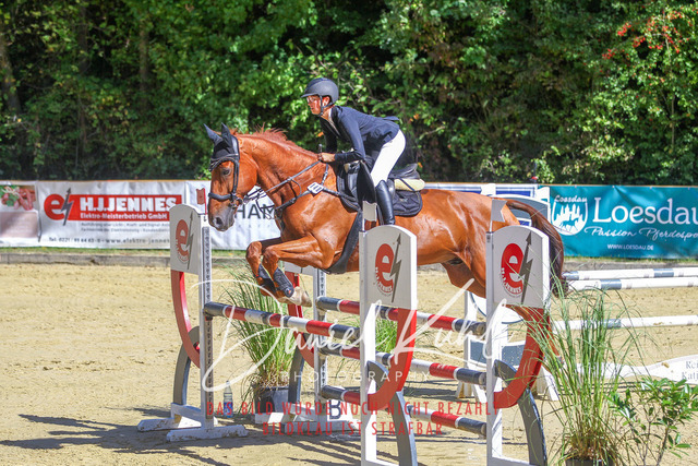 DKP43124 | Deine Turnierfotos vom Reitturnier online kaufen: Dressur, Springen & Siegerehrung. Professionelle Pferdefotografie aus dem Rheinland – als Download & Print.Alternative: Turnierfotograf für den Pferdesport: Finde deine Fotos von Dressur- und Springturnier
