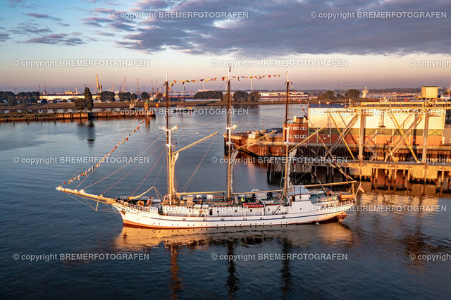 DJI_0075 | 30.09.2022 Drohnenaufnahmen Dt. Schifffahrtstag 2022 Bremen Wendebecken / Weser