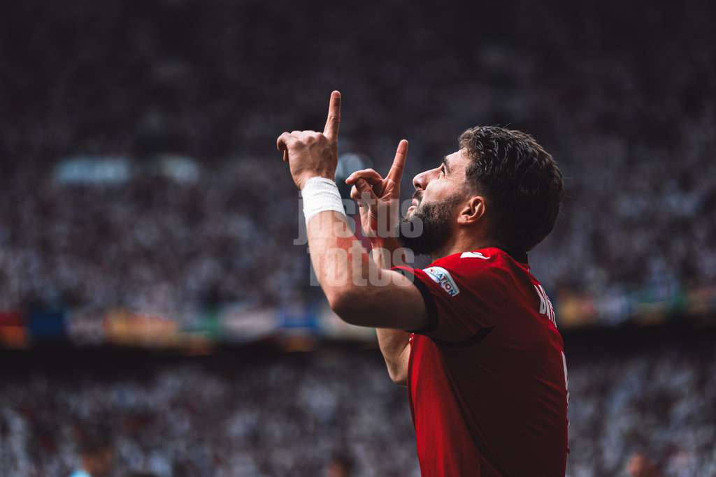 Fußball | Herren | UEFA-Fußball-Europameisterschaft 2024 | Gruppe F | Georgien vs. Tschechien | 22.06.2024 | Zuriko Davitashvili (#9, Georgien) mit einem Stoßgebet beim betreten der Arena