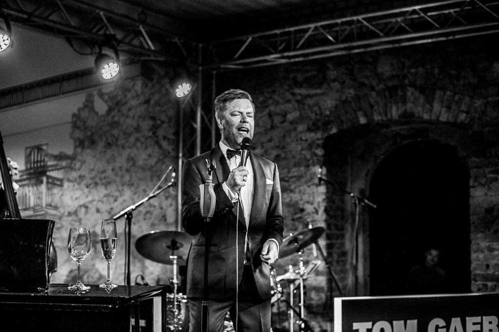 Tom Gaebel & His Trio | Tom Gaebel & His Trio im Forte Belvedere Leisnig zum Festival Hallo Leisnig 2022. - Realisiert mit Pictrs.com