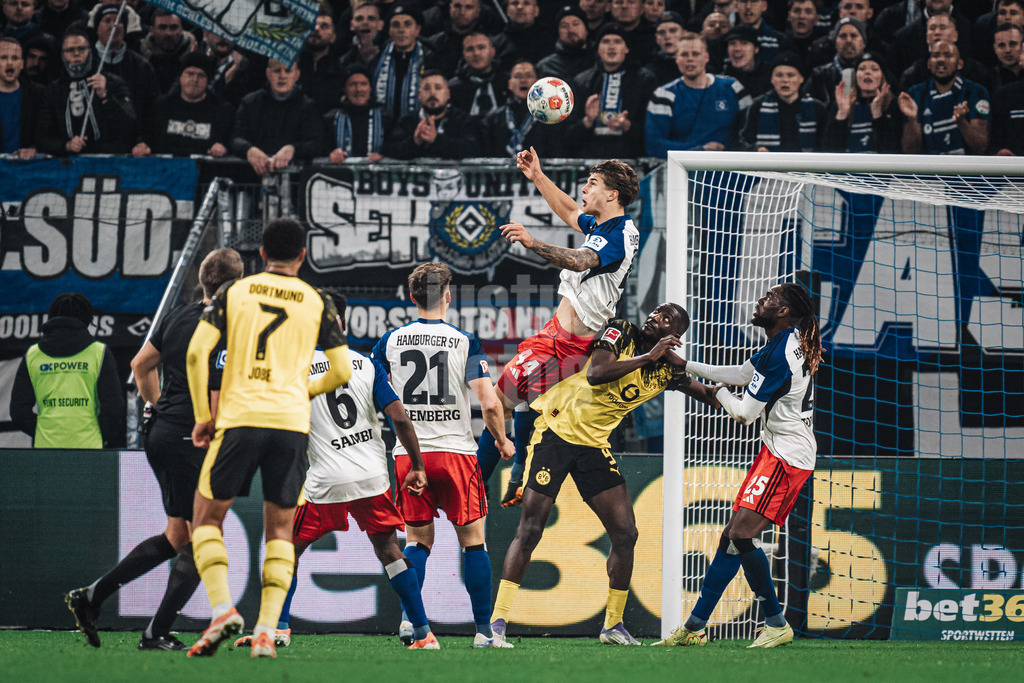 Fußball | Männer | Saison 2025/2026 | 1. Fußball-Bundesliga | 10. Spieltag | Hamburger SV vs. Borussia Dortmund | 08.11.2025 | oben Luka Vuskovic (#44, HSV) unten Serhou Guirassy (#9, Borussia Dortmund)