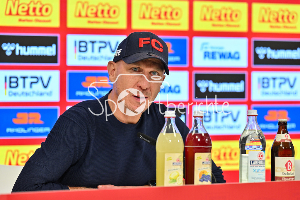 SSV Jahn Regensburg - 1. FC Köln | im Bild Gerhard STRUBER Trainer 1. FC Koeln auf der Pressekonferenz nach der Partie in Regensburg / 2. Bundesliga: SSV Jahn Regensburg - 1. FC Koen, Jahnstadion am 08.12.2024