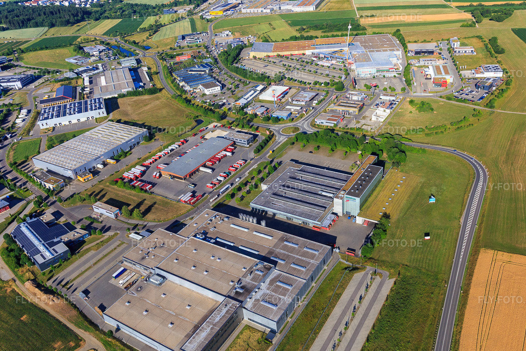 Industriegebiet Auf Herdenen mit Aptar Villingen GmbH, GRÄSSLIN SÜD GmbH und Kunststoff-Institut Südwest, Schwarzwald-Baar-Center, Emons Spedition GmbH & Co. KG, Druckzentrum Südwest, Presseservice- und Vertriebs GmbH http://www.aptar.com/ http:// | Luftbild: Industriegebiet Auf Herdenen mit Aptar Villingen GmbH, GRÄSSLIN SÜD GmbH und Kunststoff-Institut Südwest, Schwarzwald-Baar-Center, Emons Spedition GmbH & Co. KG, Druckzentrum Südwest, Presseservice- und Vertriebs GmbH http://www.aptar.com/ http://www.dzsw.de/ https://www.emons.de/kontakt-co/vs-villingen.html http://www.schwarzwald-baar-center.de/ http://www.graesslin-kunststoffe.de/ https://www.kunststoff-institut-suedwest.de/ im Ortsteil Weilersbach in Villingen-Schwenningen im Bundesland Baden-Württemberg in Deutschland. Foto: IMG_149248.jpg vom 29.06.2025 durch Werner Riehm/FLY-FOTO.de - Realisiert mit Pictrs.com