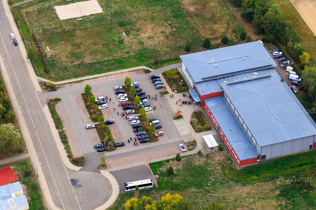 Luftbild: Bienwaldhalle in Kandel im Bundesland Rheinland-Pfalz in Deutschland. Foto: IMG_111991.jpg vom 06.10.2018 durch Werner Riehm/FLY-FOTO.de