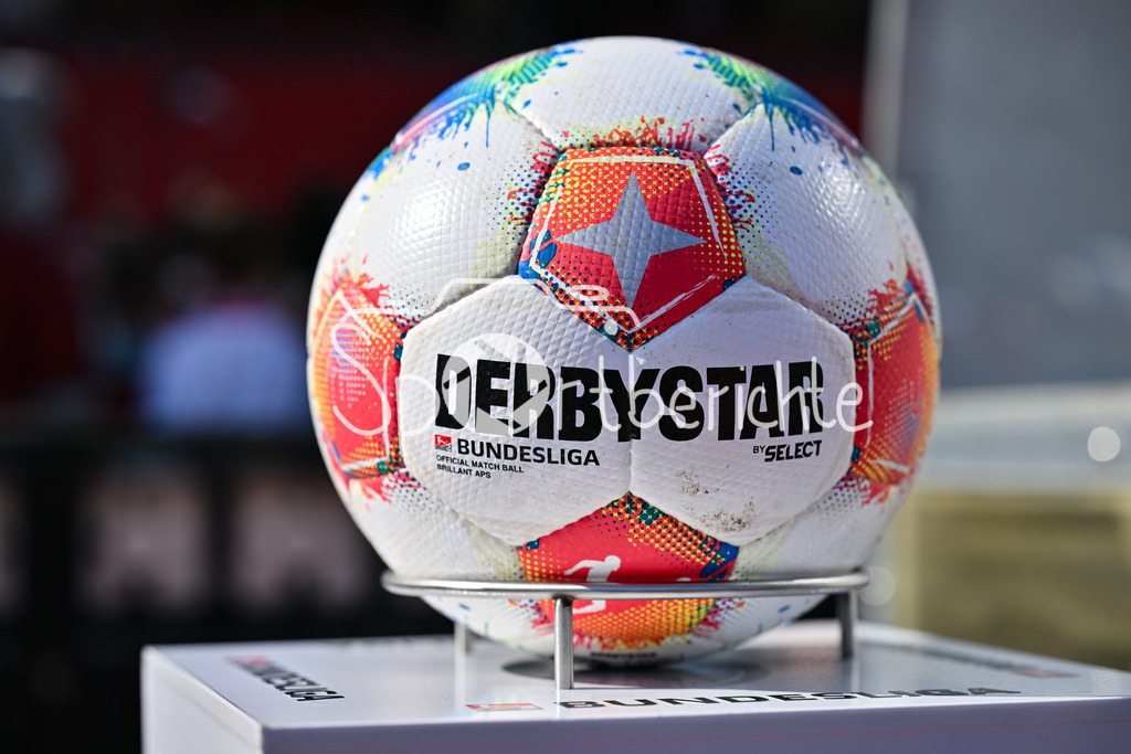 1. FC Nürnberg - Fortuna Düsseldorf | NUREMBERG, GERMANY - 07. MARCH:  im Bild ein DERBYSTAR Spielball der zweiten Bundesliga / Symbolbild / Symbolfoto vor dem Match zwischen dem 1. FC Nürnberg und Fortuna Düsseldorf am 25. Spieltag der 2. Bundesliga im Max Morlock Stadion / DFL REGULATIONS PROHIBIT ANY USE OF PHOTOGRAPHS AS IMAGE SEQUENCES AND/OR QUASI-VIDEO