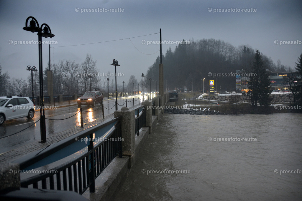 welltvi--2020-Feb03-Starkregen-Lechbruecke-Reutte--WTV_1197 | Info aus dem Bezirk Reutte/Ausserfern Tirol sowie eine umfangreiche Bilddatenbank über die gesamte Region: Lechtal, Talkessel Reutte, Tannheimertal, Zwischentoren. Lech, Plansee, Zugspitze, Grenztunnel, B179, Fernpassstraße, Verkehr, Lawinen, Tradition, - Realisiert mit Pictrs.com