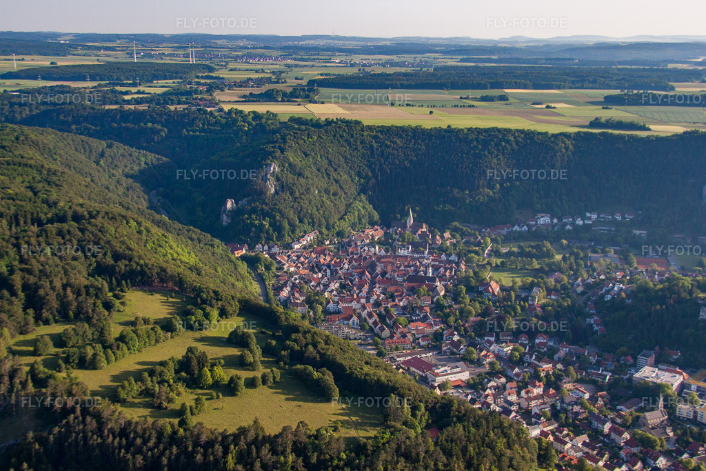 Luftbild: Ortsansicht der Straßen und Häuser der Wohngebiete im Ortsteil Gerhausen in Blaubeuren im Bundesland Baden-Württemberg in Deutschland. Foto: IMG_67136.jpg vom 08.06.2014 durch Werner Riehm/FLY-FOTO.de