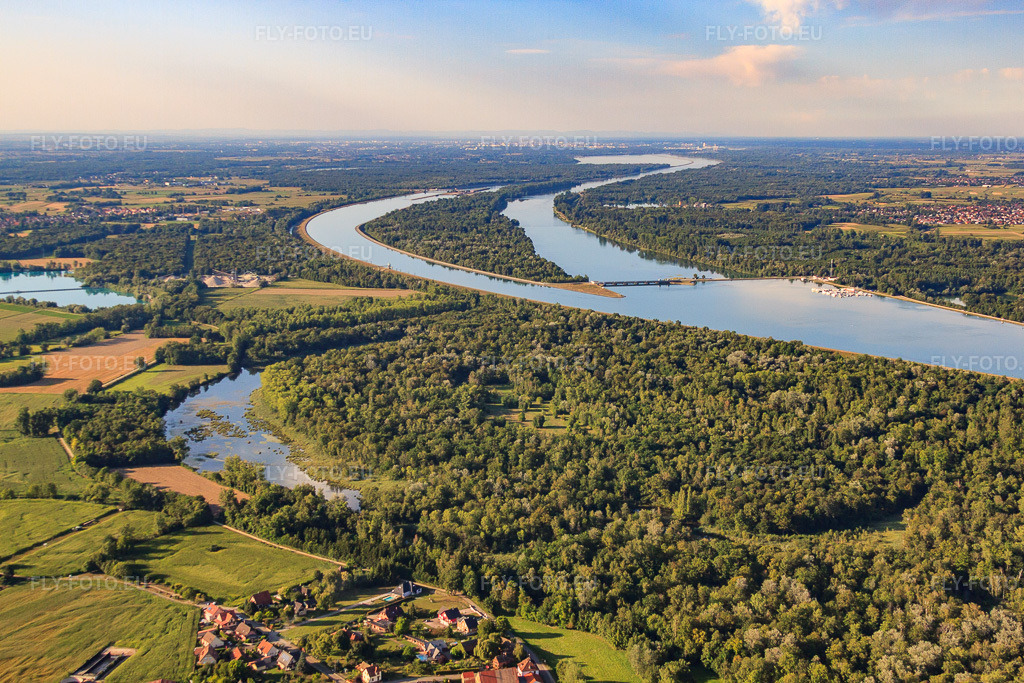 Vue aérienne: Vieux Rhin et île du Rhin vus du sud à Daubensand dans le département Bas Rhin, France – .Photo: IMG_59482.jpg prise le 16/08/2013 par Werner Riehm/FLY-FOTO.eu – Résolution de l'original: 4752 x 3168 px