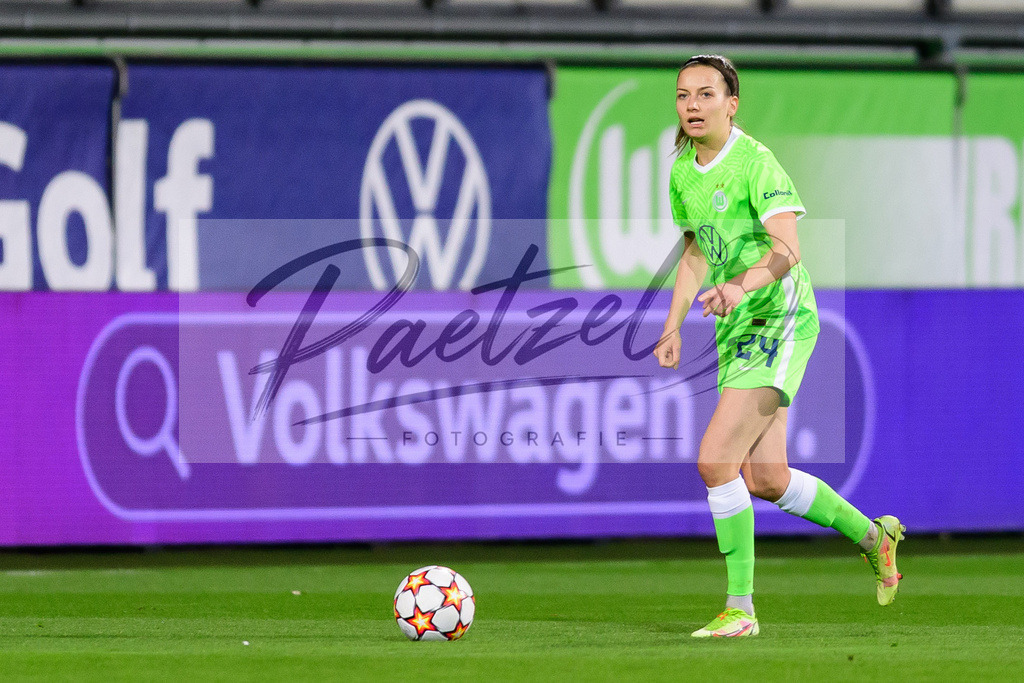 WOBJUV20211118_124 | Fussball, Frauen: Joelle Wedemeyer (VfL Wolfsburg) in Aktion, am Ball, Einzelaktion bei dem Spiel der UEFA Women´s Champions League zwischen VfL Wolfsburg und Juventus Turin im AOK-Stadion am 18.11.2021 in Wolfsburg, Deutschland. - Realisiert mit Pictrs.com