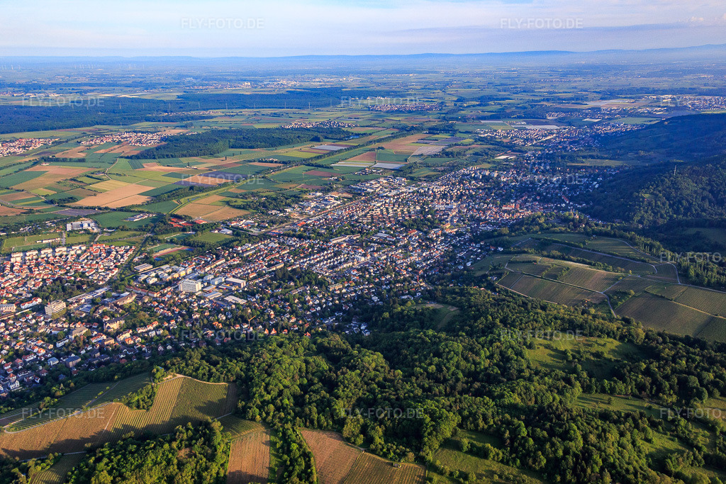 Luftbild: Stadtpanorama aus Osten in Bensheim im Bundesland Hessen in Deutschland. Foto: IMG_088686.jpg vom 20.05.2016 durch Werner Riehm/FLY-FOTO.de