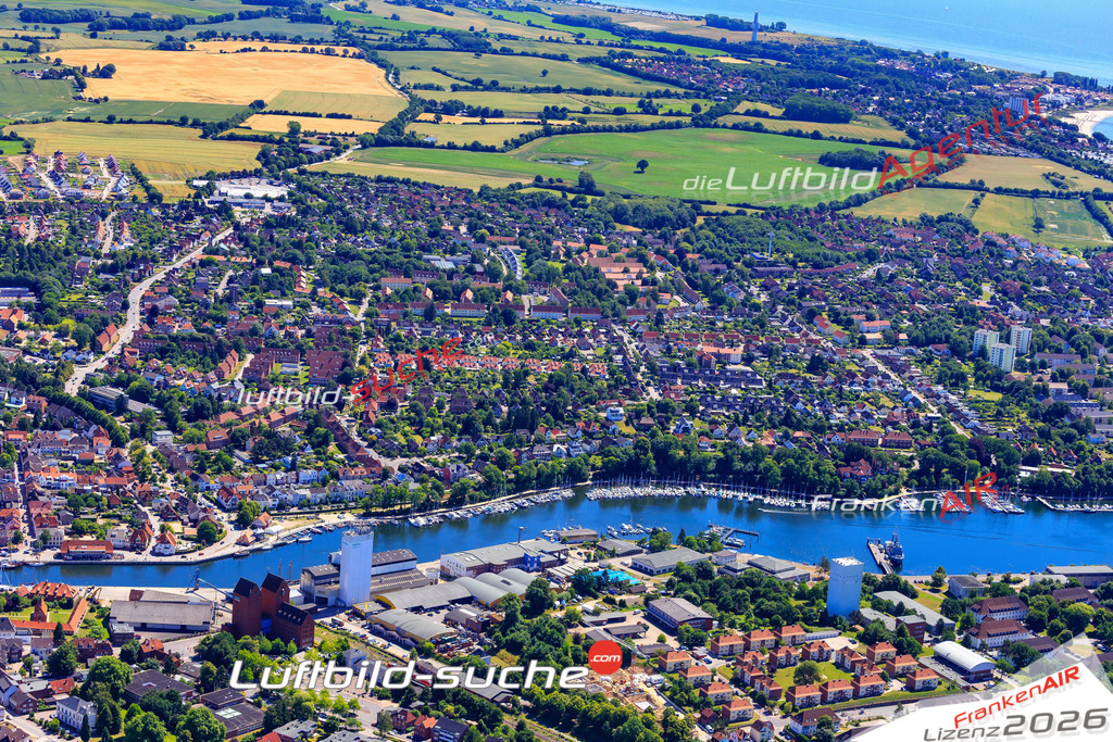 Das Luftbild der Stadt Neustadt in Hollstein wurde 2018 vom Flugzeug heraus erstellt (keine Drohne) Aufnahmehöhe ca.400 Meter- hohe Auflösung für beste Druck-Qualität