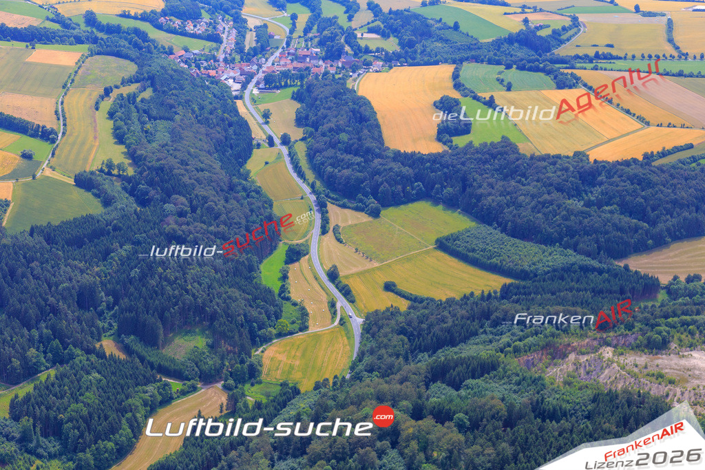 Die Luftaufnahme Boehlbach - Weissenbrunn wurde vom UL-Flugzeug (keine Drohne) aus fotografiert.Hohe Druck- Auflösung-die Geschenkidee!