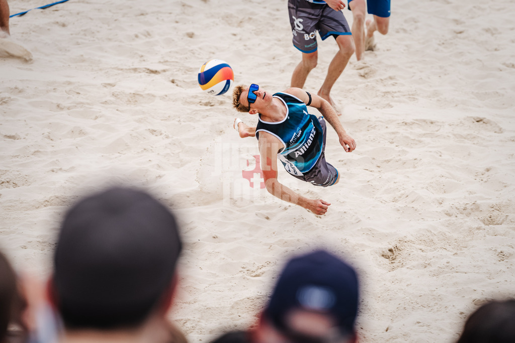 Beachvolleyball | Männer | German Beach Tour 2024 | Tourstop Bremen | 08.06.2024 | Jonas Reinhardt fliegt am Ball vorbei