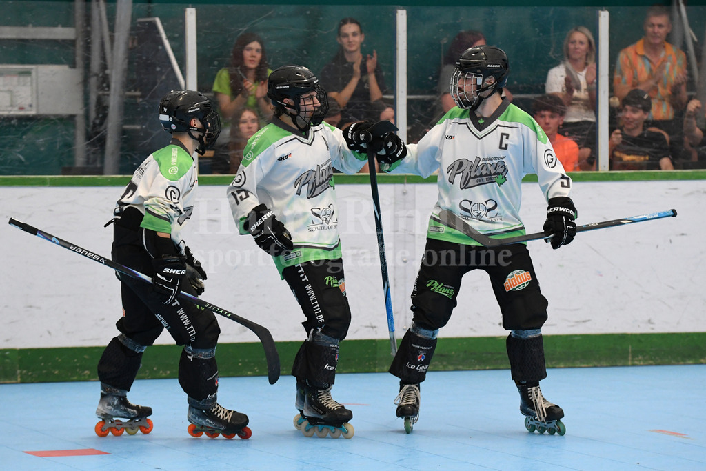 Deggendorf Pflanz : Langenfeld Devils | Torschütze Maxim Bernhardt (Deggendorf Pflanz Herren 1) wird vom Kapitän Johannes Brunner (Kapitän Deggendorf Pflanz Herren 1)beglückwünscht - Realisiert mit Pictrs.com