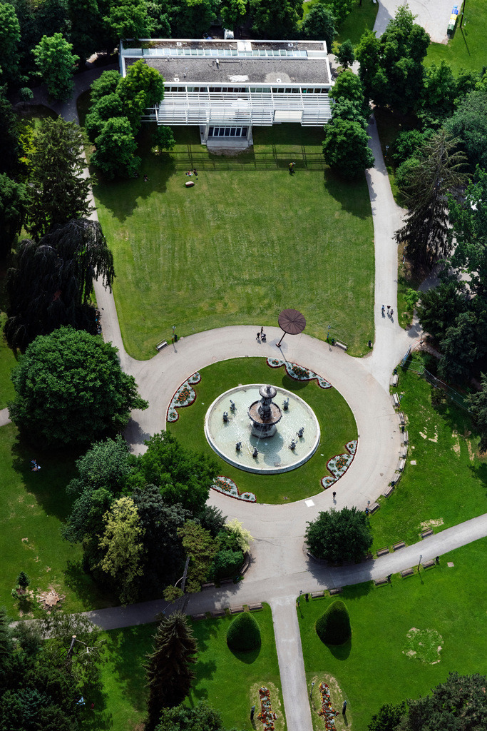 dr__0092481.jpg | GRAZ 14.06.2022 Platz- Ensemble Platz der Menschenrechte im Stadtpark im Innenstadt- Zentrum in Graz in Steiermark, Österreich. 