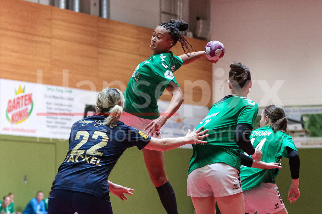 Handball, 2. Bundesliga Frauen, SV Werder Bremen - 1. FSV Mainz 05 | v.li.: Naomi Conze (SV Werder Bremen, 5) beim Wurf, am Ball, Spielszene, Aktion, Action