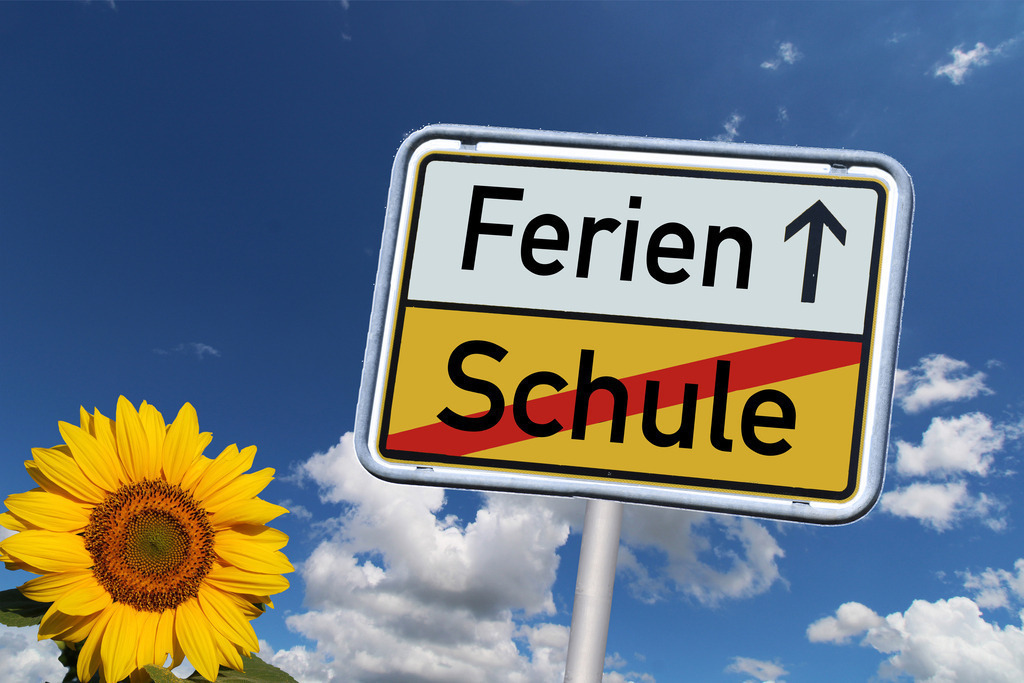 Symbolbild: Deutsches Ortsausgangsschild mit dem Schriftzug Schule/Ferien vor blauem Himmel | Symbolbild: Deutsches Ortsausgangsschild mit dem Schriftzug Schule/Ferien vor blauem Himmel - Realisiert mit Pictrs.com